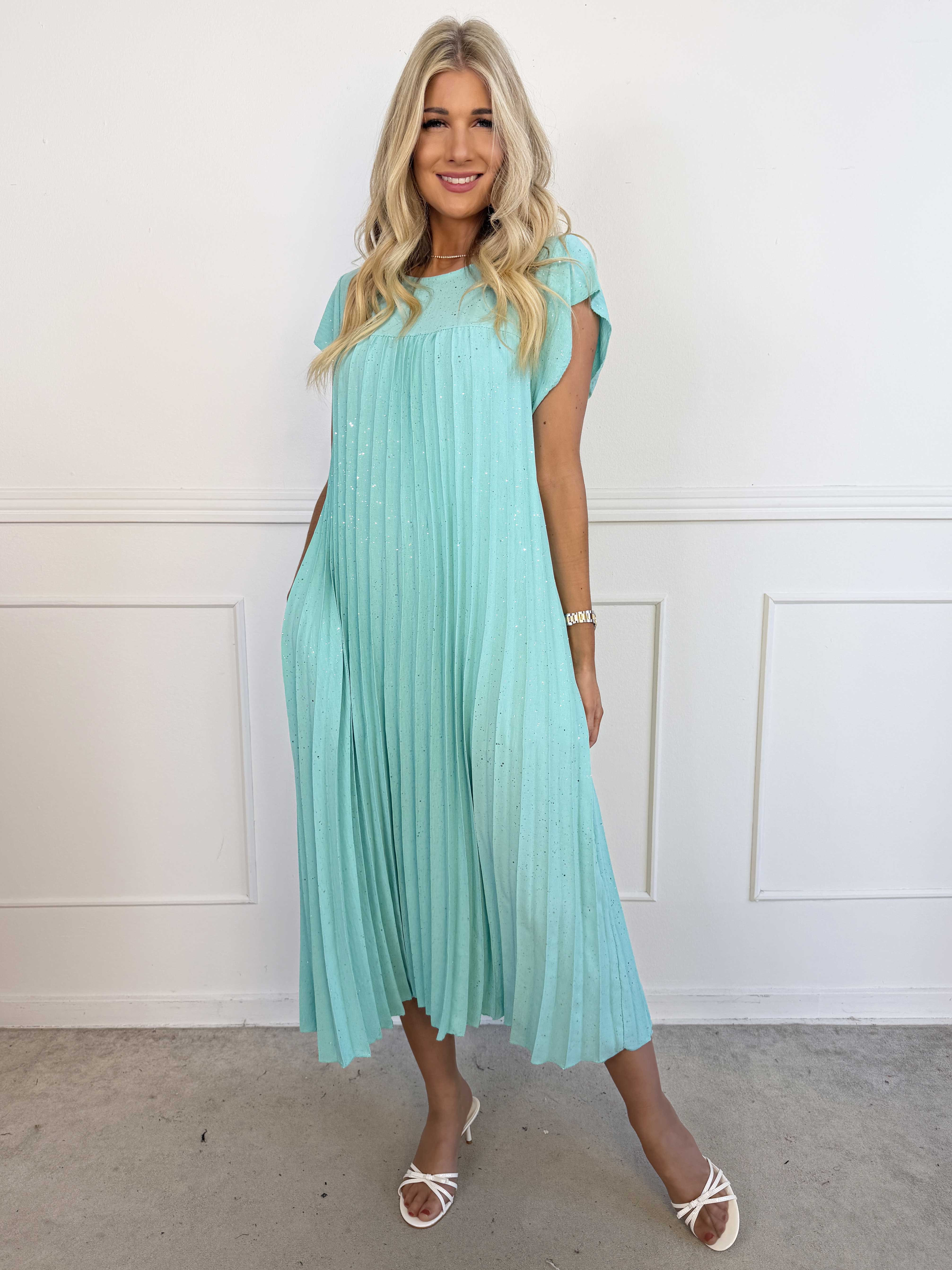 Nancy Glitter - Lang plus size kjole med plisseringer og lommer